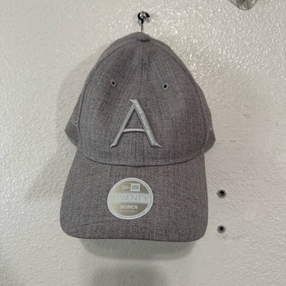 NWT New Era x Aritzia 9TWENTY Hat Grey / H Chrome - Picture 3 of 7